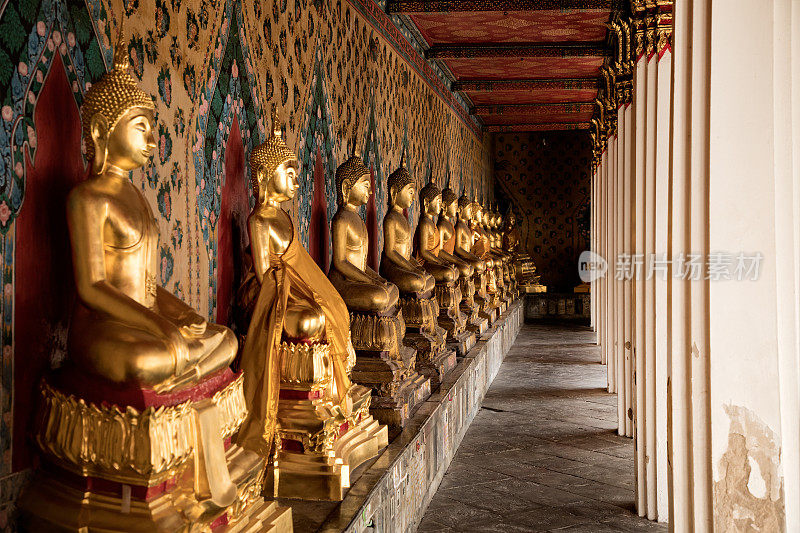 圆柱和金光闪闪的佛像排成一行从佛寺，Wat Arun